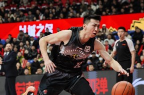 亚博足球官网-窗口期NBA常规赛焦点战，广州队临场应变，气氛紧张，身体对抗强度拉满