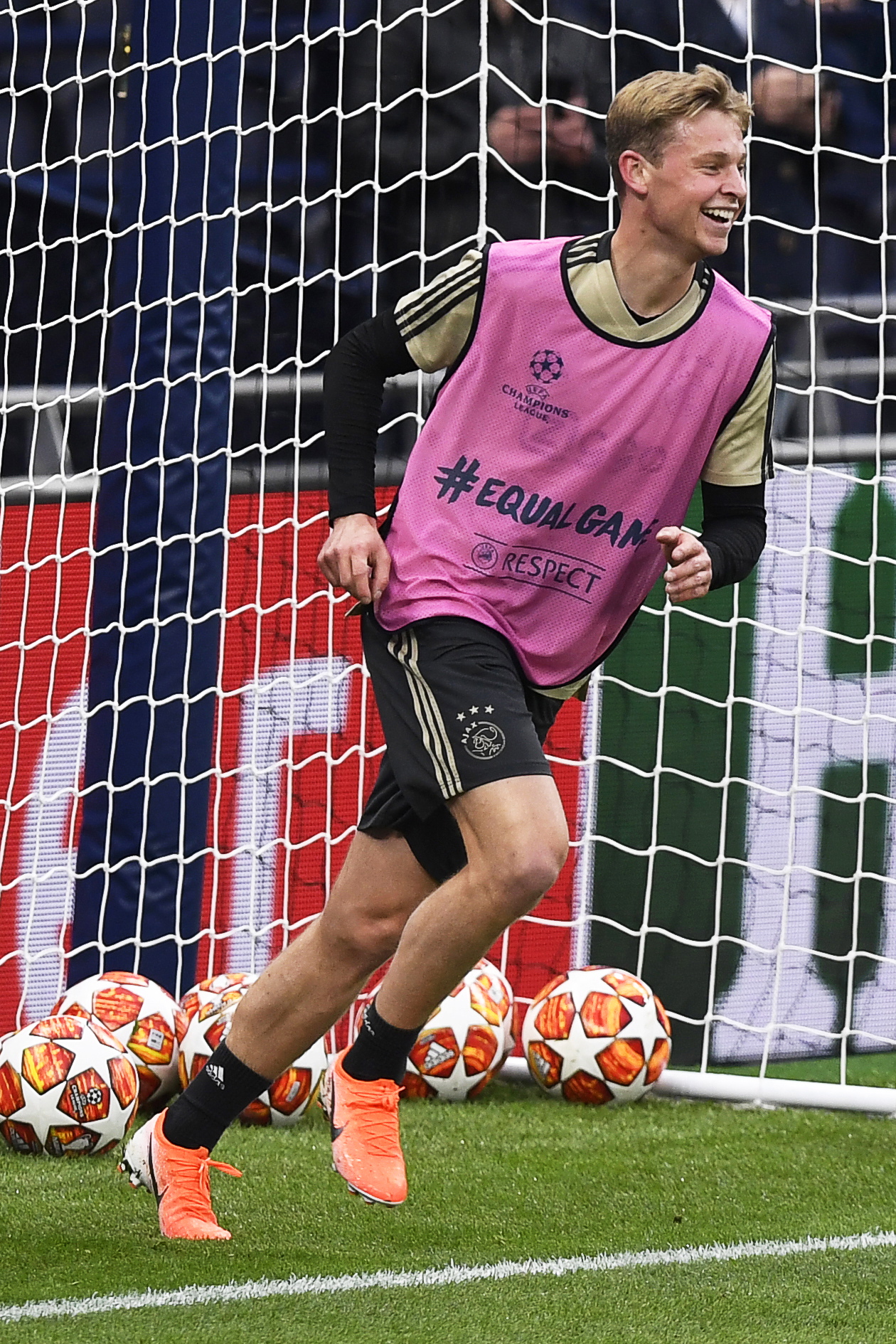 阿贾克斯训练开放日；赛前强势反弹引欢呼；欧冠在即；数据趋势出现新变化