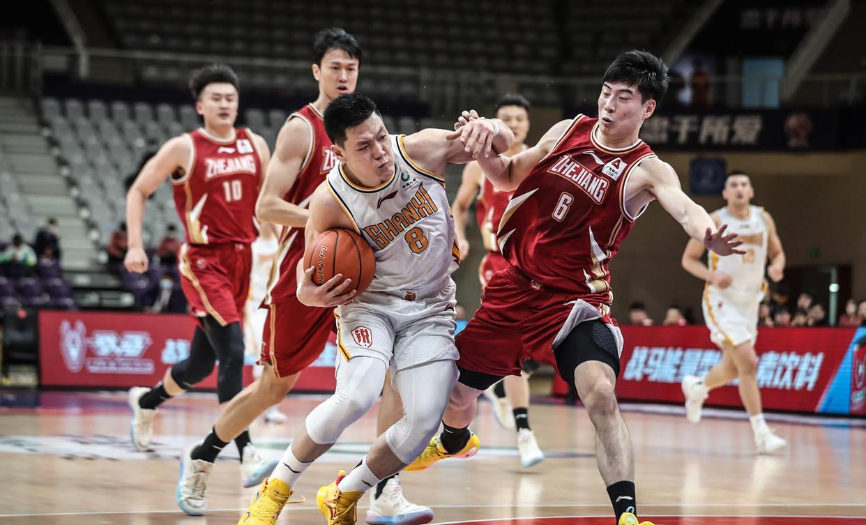 CBA季后赛赛程吃紧；新疆广汇加时末段伤情更新；气氛紧张；身体对抗强度拉满